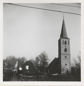  Gezicht op de toren van de nederlands-hervormde kerk vanuit het westen met links een gedeelte van de bebouwing aan de Brink.