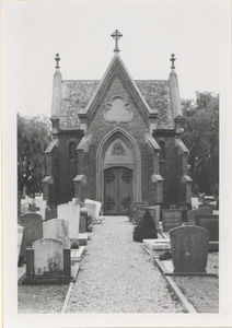  De grafkapel van de familie van Wijkerslooth van Weerdesteijn op de begraafplaats van de rooms-katholieke kerk. De ...