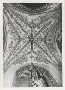  Detailopname van gewelfbeschilderingen in de rooms-katholieke kerk.