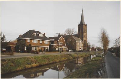  Gezicht op de rooms-katholieke kerk vanuit het westen. Rechts de Lagedijk, met in het midden de Schalkwijksewetering ...