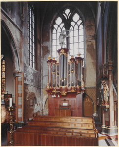  Het orgel in de linkerarm van het dwarsschip van de rooms-katholieke kerk.