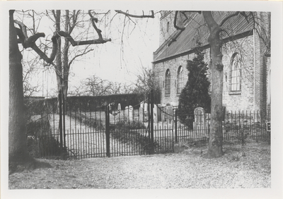  De begraafplaats van de nederlands-hervormde kerk gezien richting het westen.