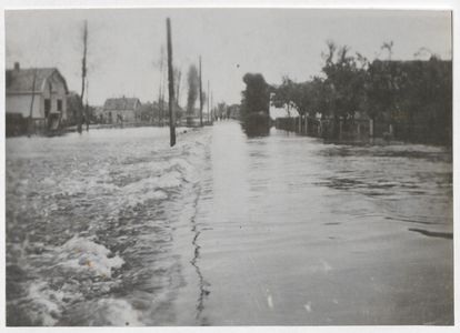  De Jonkheer Ramweg tijdens de inundatie in het voorjaar van 1945.