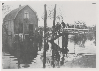  Woning aan de Lagedijk tijdens de inundatie in het voorjaar van 1945.