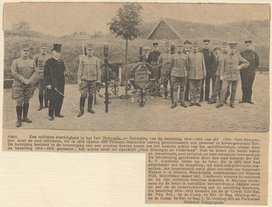  Militaire plechtigheid waarbij de bezetting van Fort Honswijk van 1914 en 1915 werd gehuldigd door de oud-officieren ...