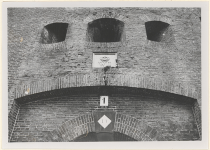  Fort Honswijk. Detail van de ingang van de bomvrije toren. Boven de ingang is een steen aangebracht met daarop een ...