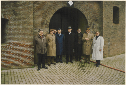  Fort Honswijk. Bezoek van de Commisaris van de Koningin, dhr. Beelaerts van Blokland (vierde van rechts) aan Fort ...