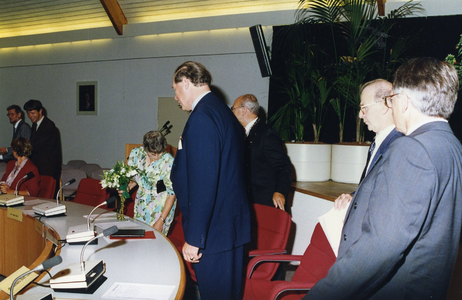  Burgemeester en Wethouders en Commissaris van de Koningin Beelearts van Blokland nemen hun plaats in voor het afscheid ...