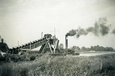  Baggerschip bezig met de aanleg van het Amsterdam-Rijnkanaal.