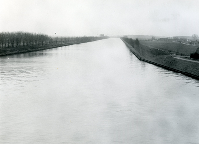  Gezicht vanaf de Goyerbrug over het Amsterdam-Rijnkanaal in noord-westelijke richting.