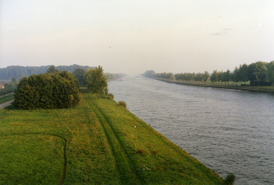 Gezich vanaf de Schalkwijksebrug over het Amsterdam-Rijnkanaal in oostelijke richting.