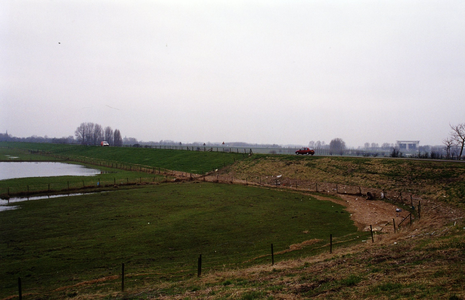  De Lekdijk met op de achtergrond de sluizen van het Amsterdam-Rijnkanaal bij Wijk bij Duurstede.
