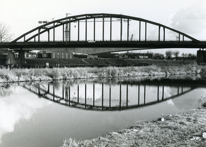  De oude Goyerbrug met daarachter de in aanbouw zijnde nieuwe Goyerbrug over het Amsterdam-Rijnkanaal.