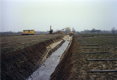  Het graven van een sloot ten zuiden van de Oosterlaak richting de Tuurdijk in 't Goy. In het profiel zijn duidelijk de ...