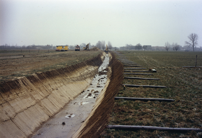  Het graven van een sloot ten zuiden van de Oosterlaak richting de Tuurdijk in 't Goy. In het profiel zijn duidelijk de ...