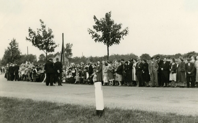  Koningin Juliana op werkbezoek in Schalkwijk. Wachtende mensen langs de Jonkheer Ramweg.