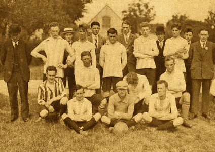  Het eerste elftal en het bestuur van de voetbalvereniging Schalkwijk.