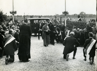  Bezoek van Aartsbisschop Mgr. J.H.G. Jansen aan 't Goy. In het midden de Aartsbisschop met naast het pastoor Elbersen.