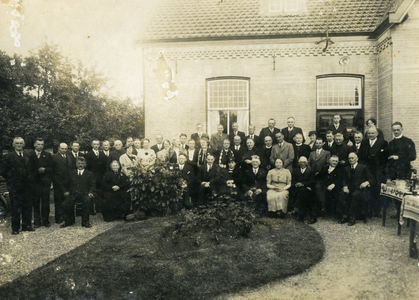  Grote groep poserende mensen voor een woonhuis aan de Vlierweg 81 vooraan in het midden Burgemeester Los en zijn vrouw.