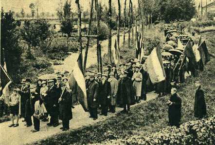  De bezetting van fort Honswijk uit 1914-1915 kwam voor een herdenkingsbijeenkomst op het fort bijeen. Op deze foto ...