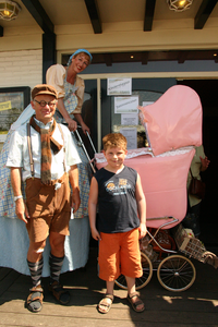  Heerlijk Houten Festival: een jongen poseert met een toneelspeler en een speelster op stelten met een vergrootte ...