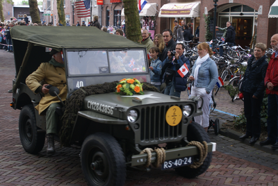  Militaire optocht tijdens bevrijdingsfeest: een jeep