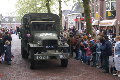  Militaire optocht tijdens bevrijdingsfeest: een militaire vrachtwagen