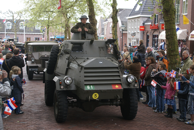  Militaire optocht tijdens bevrijdingsfeest: een pantservoertuig
