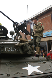  Militaire optocht tijdens bevrijdingsfeest: een soldaat op zijn tank