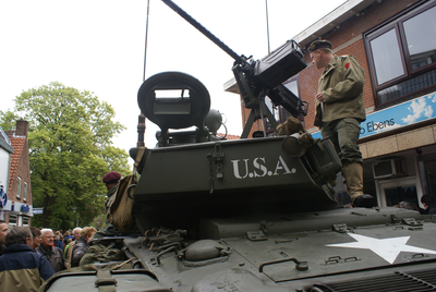  Militaire optocht tijdens bevrijdingsfeest: een soldaat op zijn tank