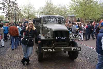  Militaire optocht tijdens bevrijdingsfeest: Lucia Wttewaall bij een militair voertuig
