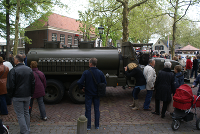  Militaire optocht tijdens bevrijdingsfeest: een tankauto