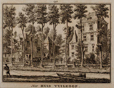Gezicht over de gracht op de voorzijde van huis Vuylcop te Schalkwijk (no. 137)