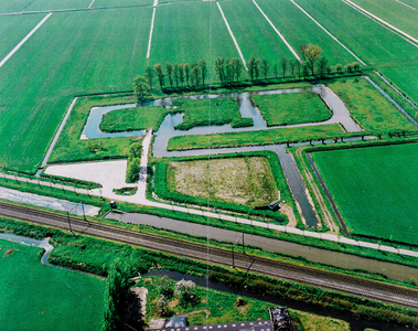  Luchtfoto van de in het landschap zichtbaar gemaakte contouren van de plattegrond van huis Schalkwijk te Schalkwijk