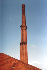  De fabrieksschoorsteen van de Oostrumse steenfabriek behoort tot de meest monumentale en rijk versierde schoorstenen ...