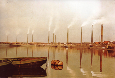  Foto van een schilderij met een grote hoeveelheid schoorstenen langs de Ruppel bij Boom aan het begin van de 20e eeuw