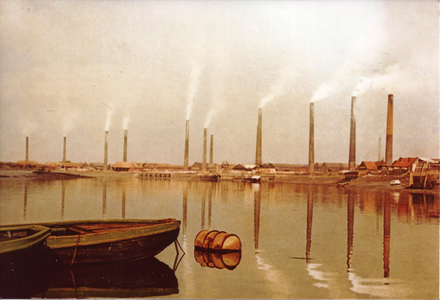  Foto van een schilderij met een grote hoeveelheid schoorstenen langs de Ruppel bij Boom aan het begin van de 20e eeuw