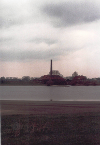  Pannorama van de fabriek op afstand van de overzijde der rivier
