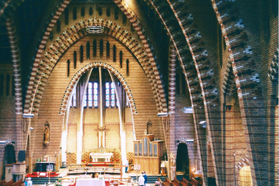  Het interieur van de Sint-Franciscusbasiliek in Bolsward met de sierlijk gemetselde spitsbogen in stenen in ...