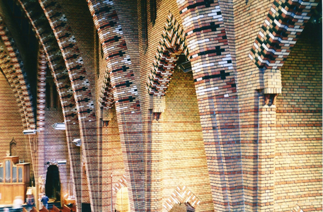  Detail van het fraaie kleurrijke metselwerk van het interieur