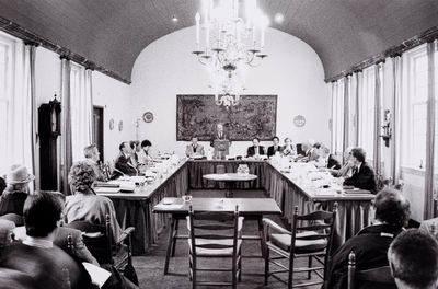  Vergadering van de gemeenteraad van Leerdam in het Hofje van Mevrouw Van Aerden