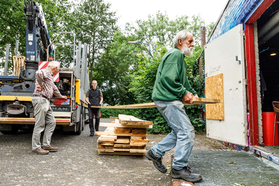  Aanvoer van eiken houten planken voor de romp. Van links naar rechts: Alter van den Berg, Michel van Dam, Joop Gijsbertsen