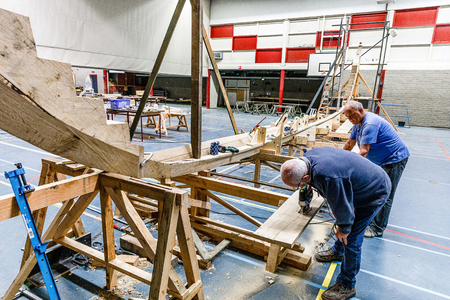  Op maat zagen van de eerste planken voor de romp; L>R Willem Nauta, Ad vd Linden