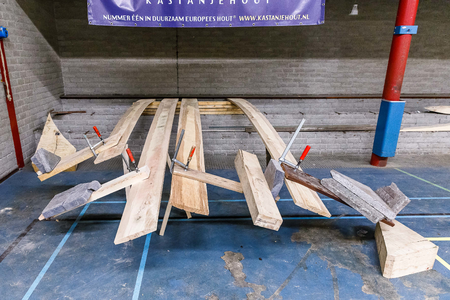  De planken die de romp van het schip vormen moeten worden gebogen om ze in de juiste vorm van het schip te krijgen. ...