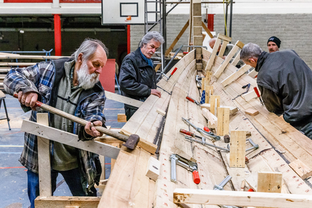  Een plank wordt op op de juiste plek geslagen; L>R Joop Gijsbertsen, Hank Kwint, Michel van Dam, Michiel Otsen