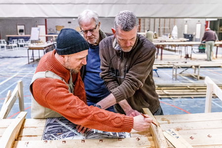  Werkoverleg over spanten; L>R Michiel Otsen, Coos vd Hoek, Michel van Dam