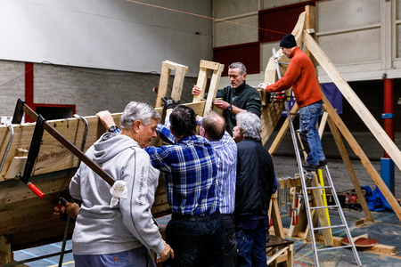  Plaatsing van een plank aan de romp; L>R John Hillebrink, Theo Steegers, Gerard Ploos van Amstel, Hank Kwint, Michel ...