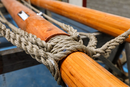  Uiteinde van de mast met touwen om de mast op te spannen.