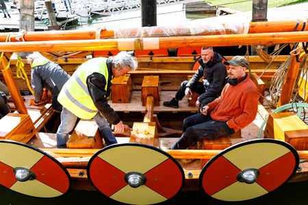  Bouwteam met een toost met Wickinger Met (wijn) op een geslaagde te water lating; L>R Hank Kwint, Michel van Dam, ...