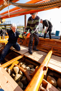  Plaatsen van 1500 kg rivierkeien als ballast; L>R Hank Kwint, Joop van Os